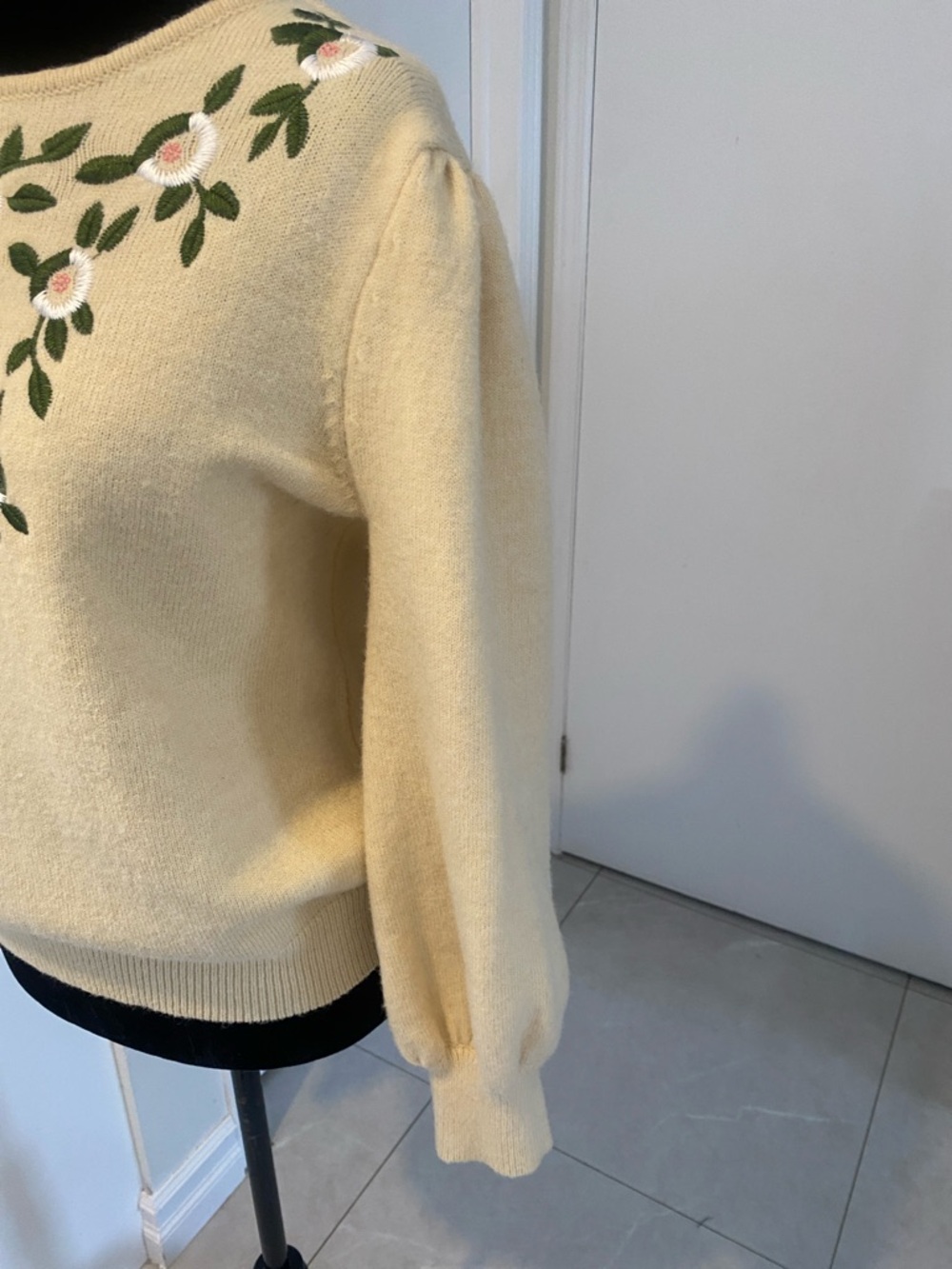 STUNNING VINTAGE Floral Embroidered round neck Sweater w puff sleeves Sze Medium - Picture 6 of 16